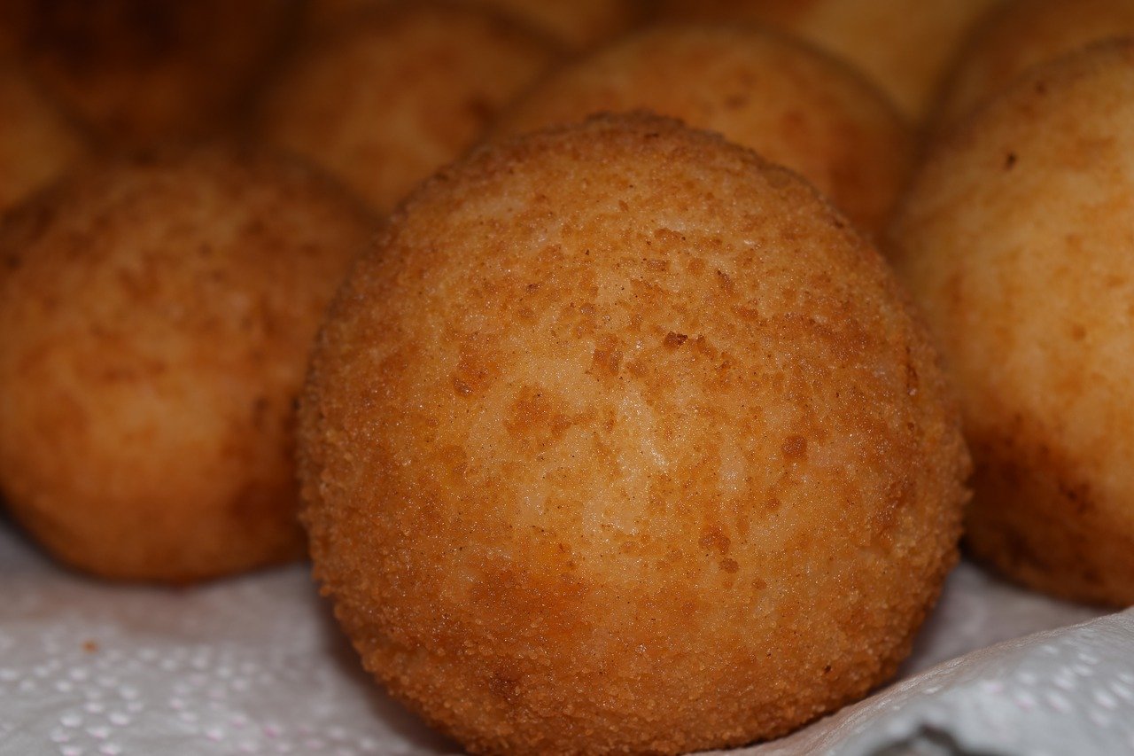Arancino o arancina? Il gustoso dilemma siciliano tra Palermo e Catania