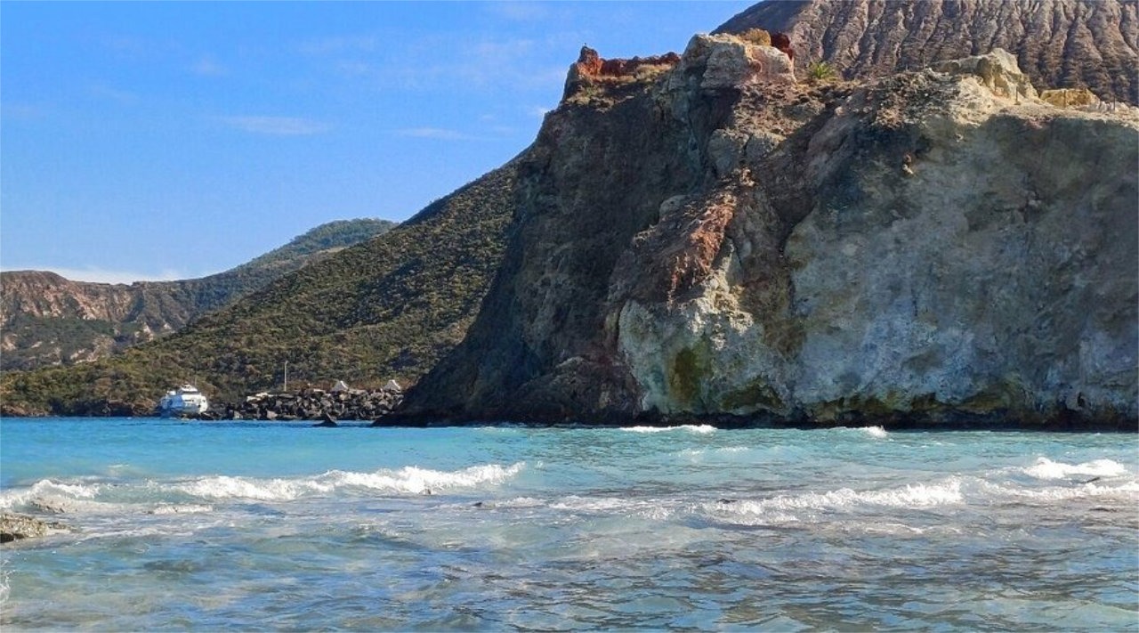 Spiaggia delle Acque Calde a Vulcano: il mare termale più famoso delle Eolie
