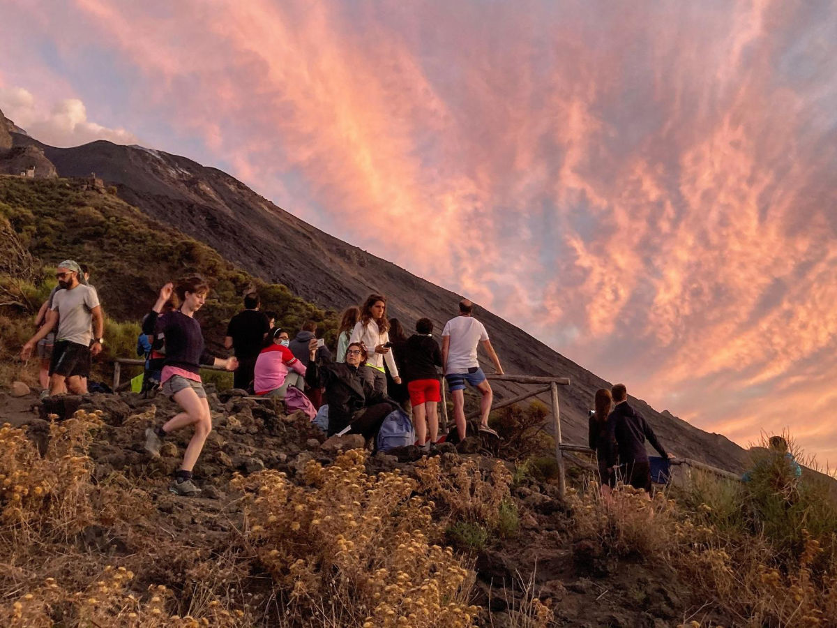 Trekking al tramonto sul vulcano attivo di Stromboli nelle Eolie