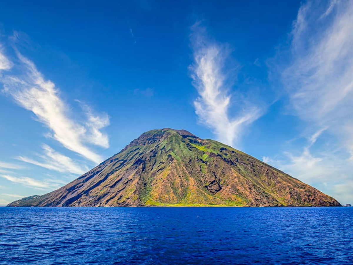 Trekking al tramonto sul vulcano attivo di Stromboli nelle Eolie