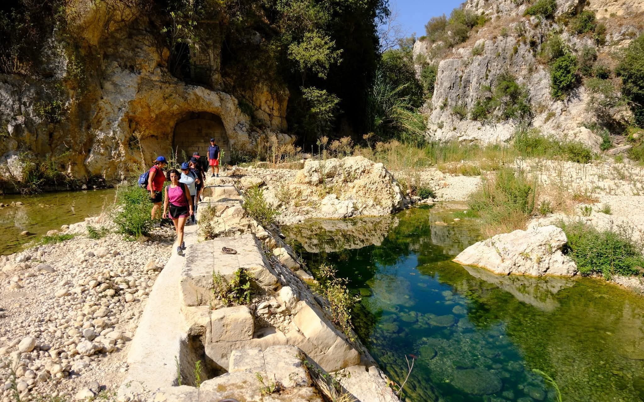 La Via dell’Acqua a Pantalica – Trekking tra fiumi, necropoli e natura selvaggia