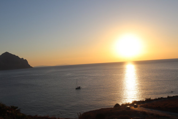 Tramonto in barca a Makari – Navigazione serale tra calette incantevoli e luci dorate