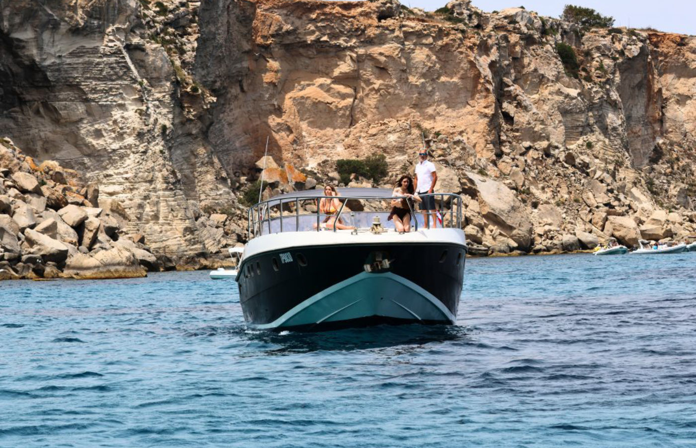 Favignana e Levanzo in Yacht: escursione esclusiva tra le Isole Egadi