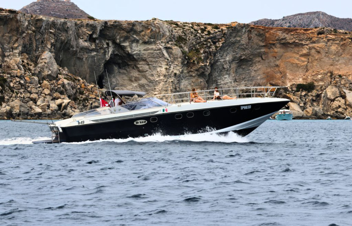 Favignana e Levanzo in Yacht: escursione esclusiva tra le Isole Egadi