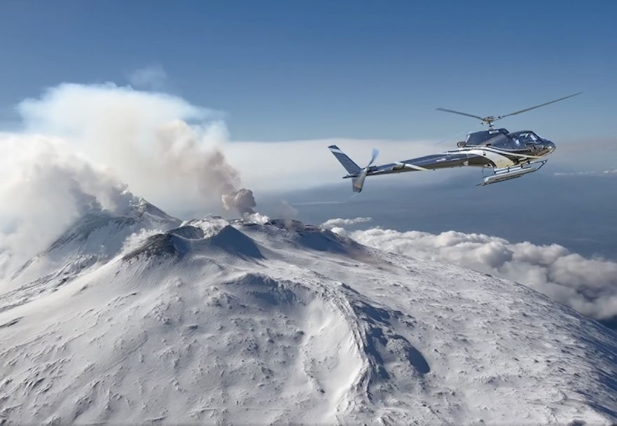 Sulle Ali dei Vulcani: Tour Privato in Elicottero su Etna e Isole Eolie