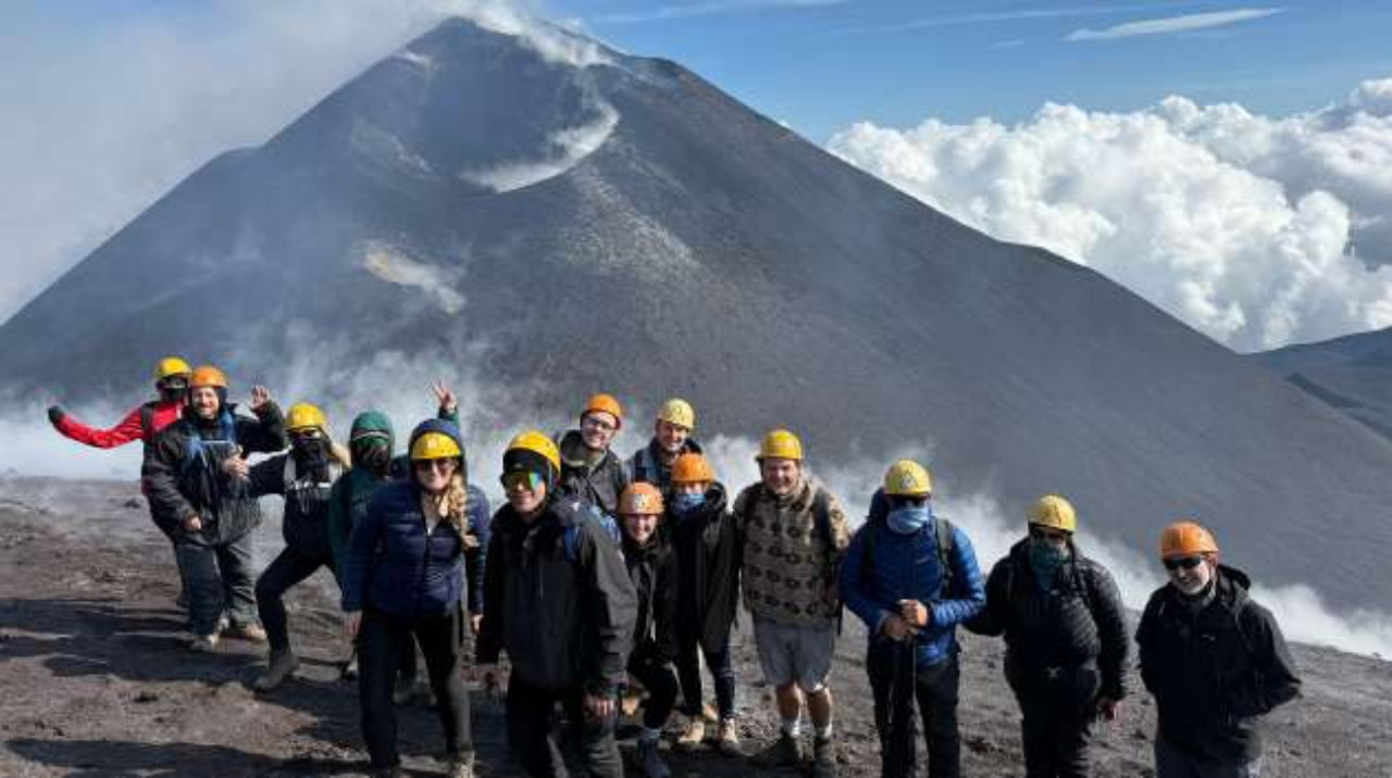 Etna Crateri Sommitali 3350m: trekking ai bordi crateri attivi