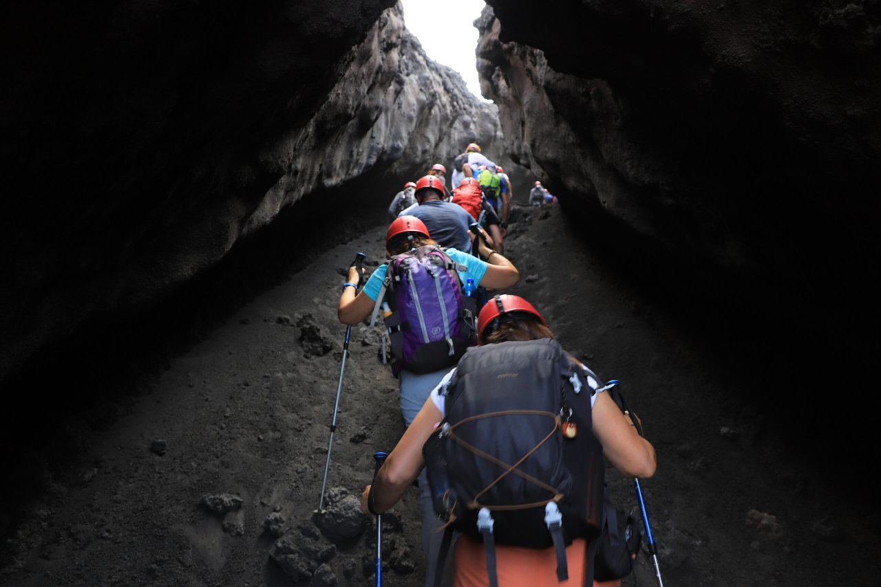 Etna Crateri Sommitali 3350m: trekking ai bordi crateri attivi