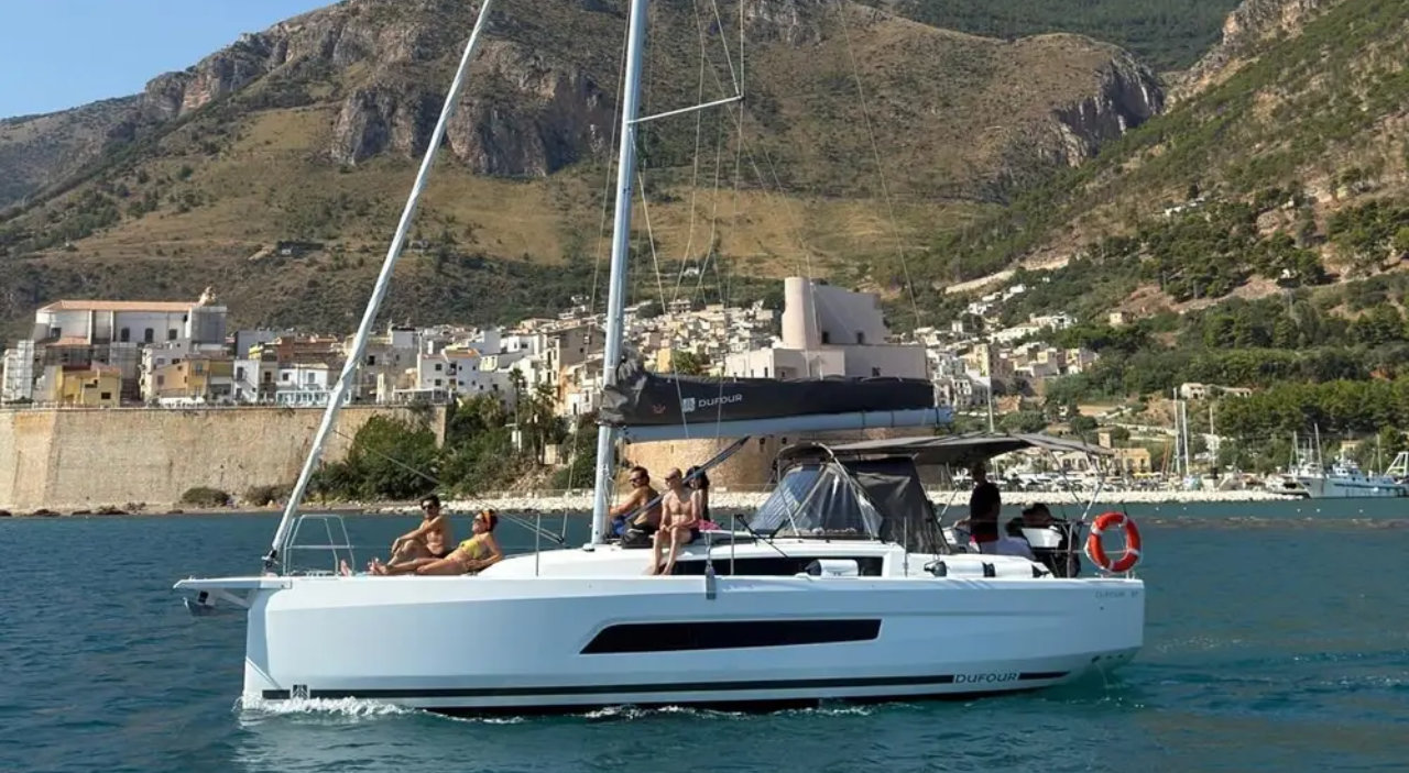 Tour in Barca a Vela 6 Ore con Pranzo da Castellammare