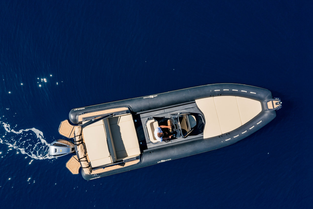 Noleggio gommone 8.20 300CV con patente