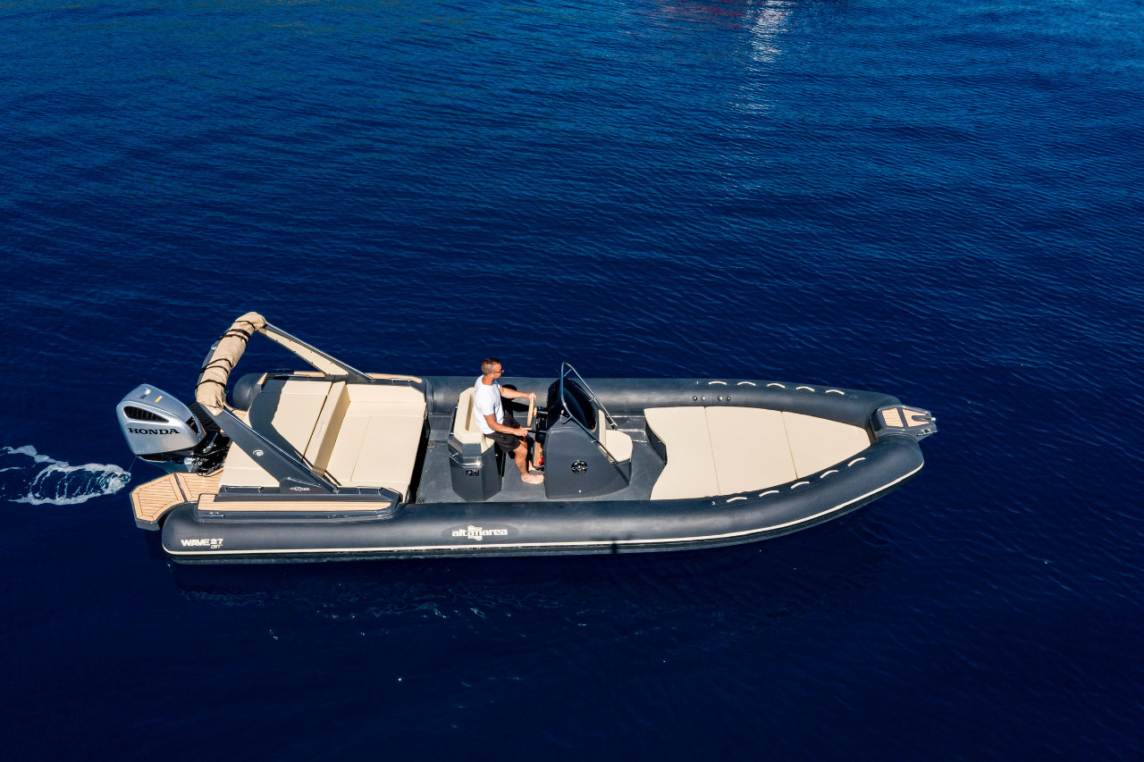 Noleggio gommone 8.20 300CV con patente