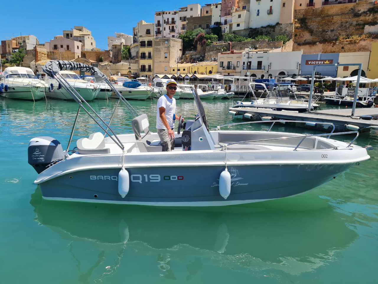 Barca Q19 noleggio giornata intera senza patente
