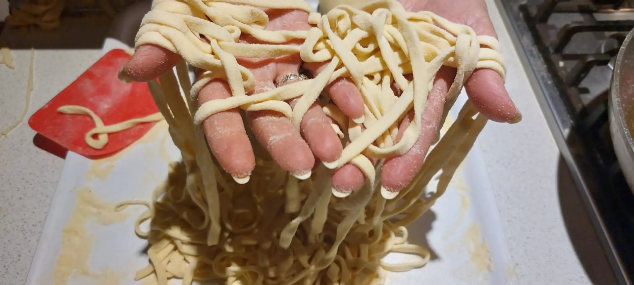 Autentica Esperienza Culinaria Siciliana con Due Ricette di Pasta Fresca