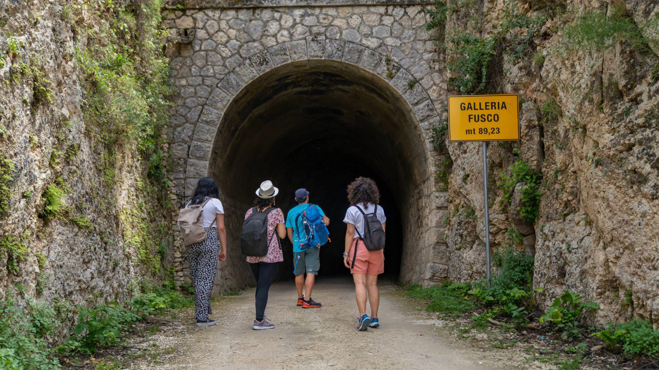 Pantalica: Escursione tra Archeologia e Natura in Sicilia