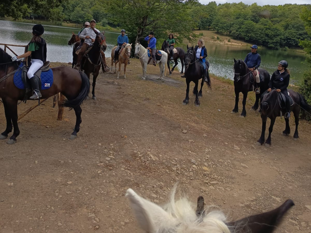 Passeggiata a cavallo al Lago Maulazzo con aperitivo