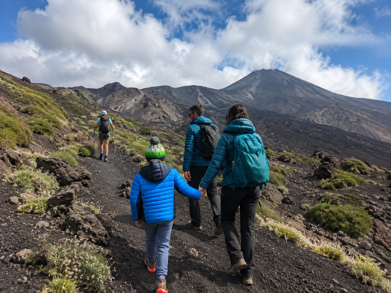 Etna per Famiglie: escursione guidata tra natura, crateri e grotte vulcaniche