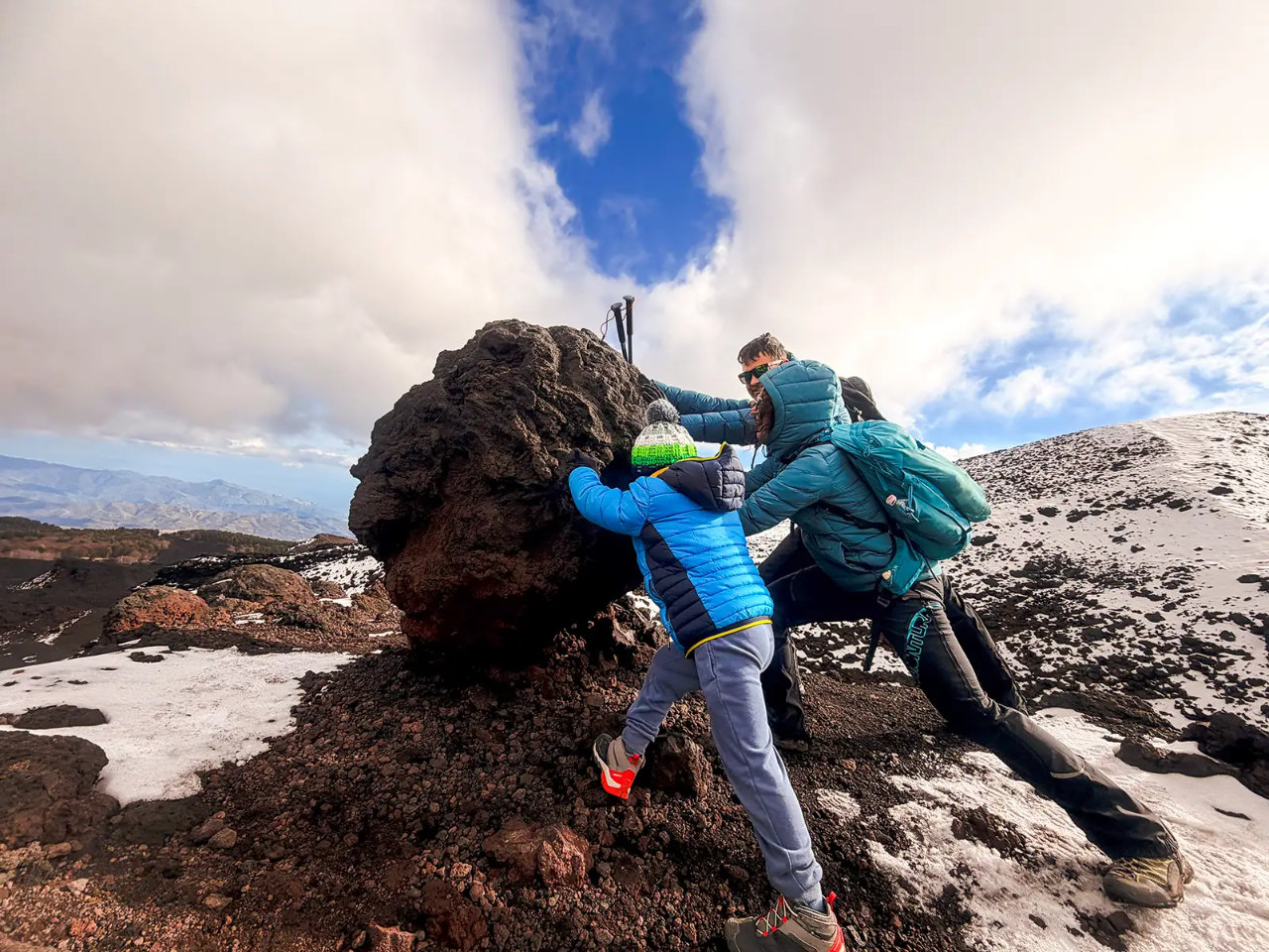 Etna per Famiglie: escursione guidata tra natura, crateri e grotte vulcaniche
