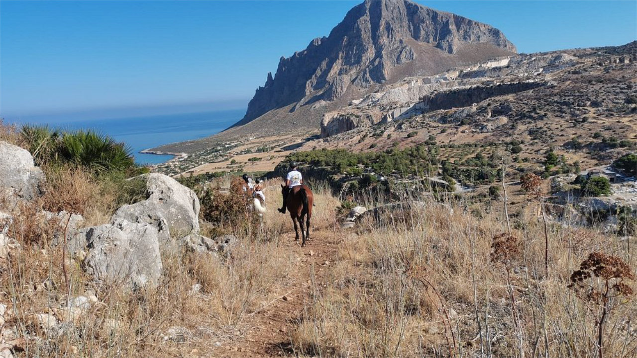 Passeggiata a Cavallo a Monte Cofano e Baia di Cornino con Grotta Mangiapane