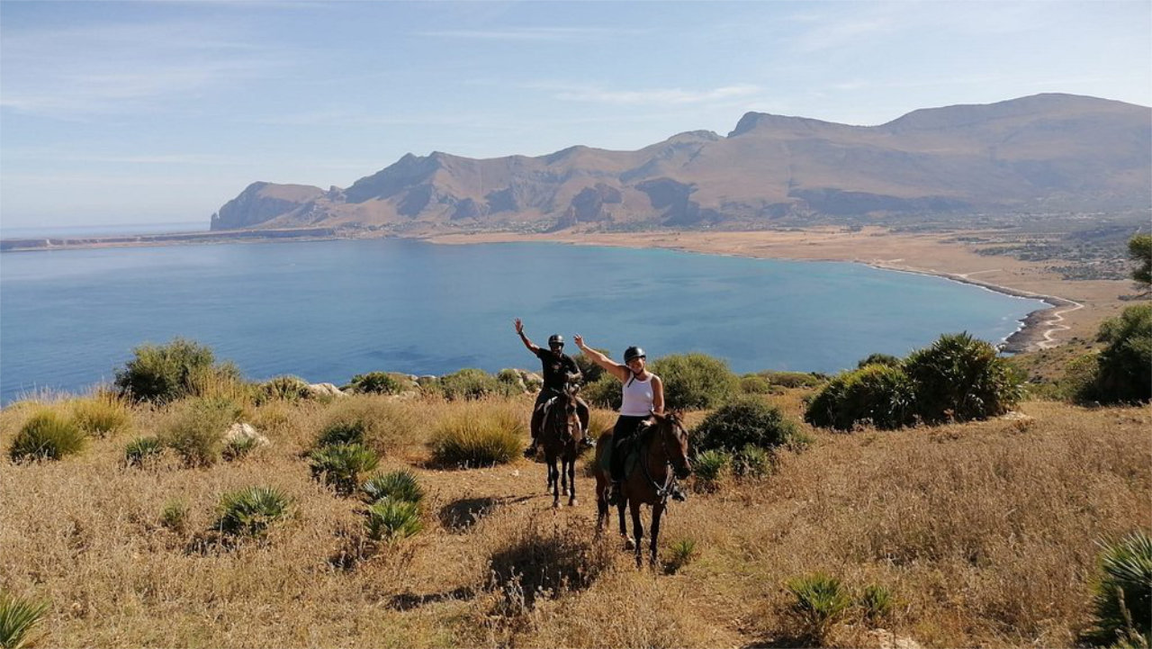 Passeggiata a Cavallo a Monte Cofano e Baia di Cornino con Grotta Mangiapane