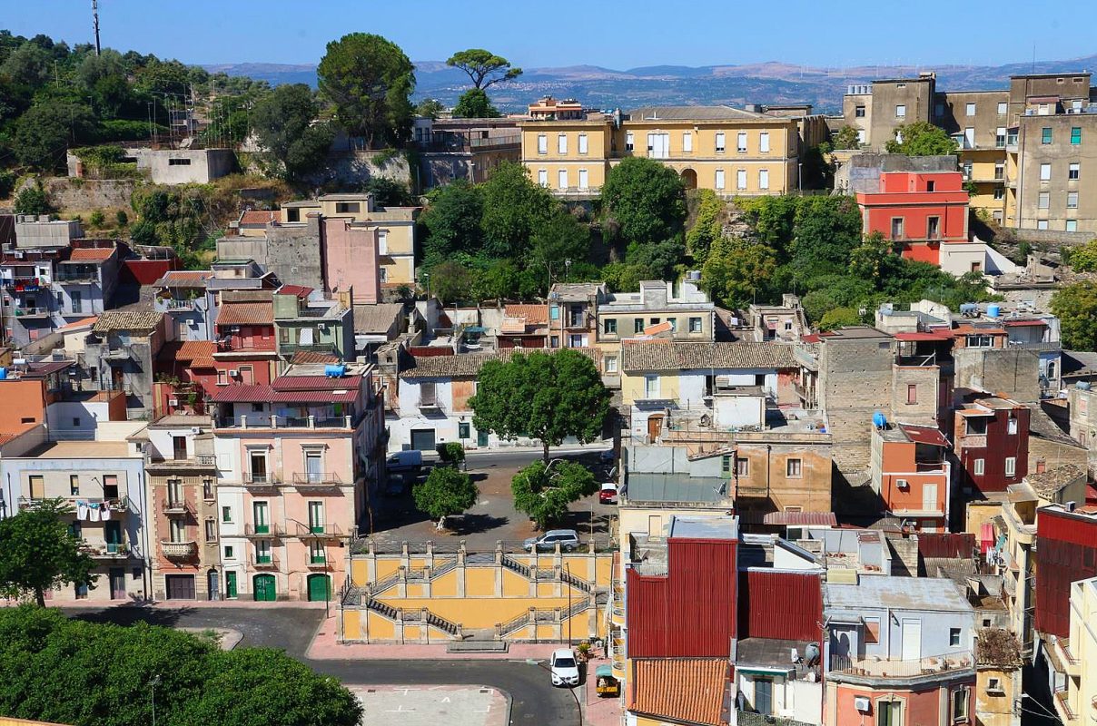 Lentini segreta: Piazza Oberdan e arte urbana nel cuore di Sicilia