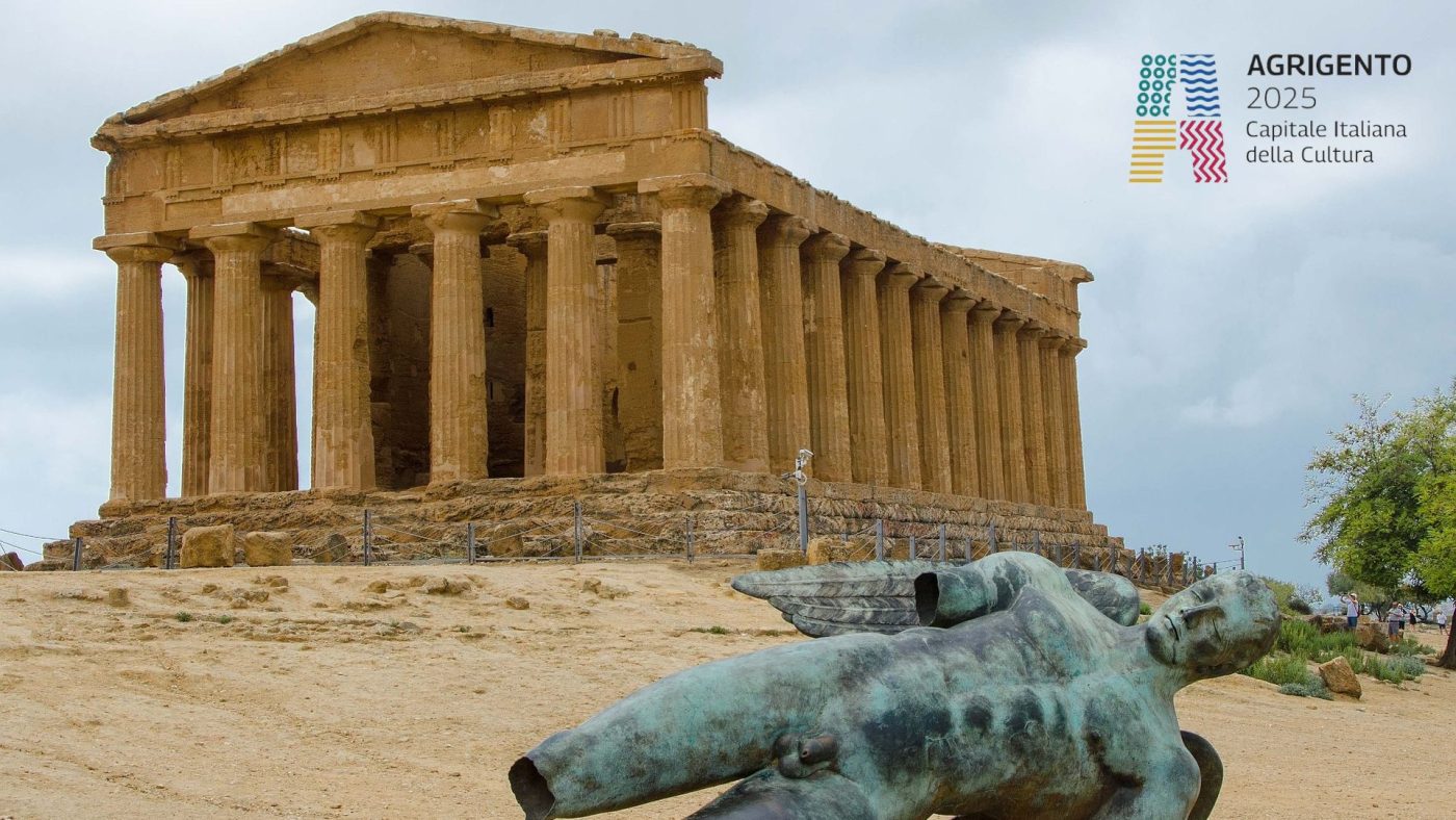 Tempio della Concordia di Agrigento con scultura moderna in bronzo in primo piano, Valle dei Templi