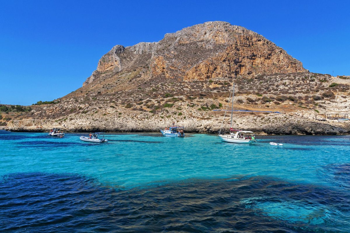 Isole Egadi, Favignana, vista aerea con mare cristallino e barche.