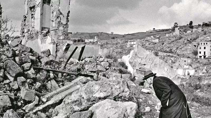 L'artista Joseph Beuys tra i ruderi di Gibellina in una foto di Mimmo Jodice_ Giorgio Franco