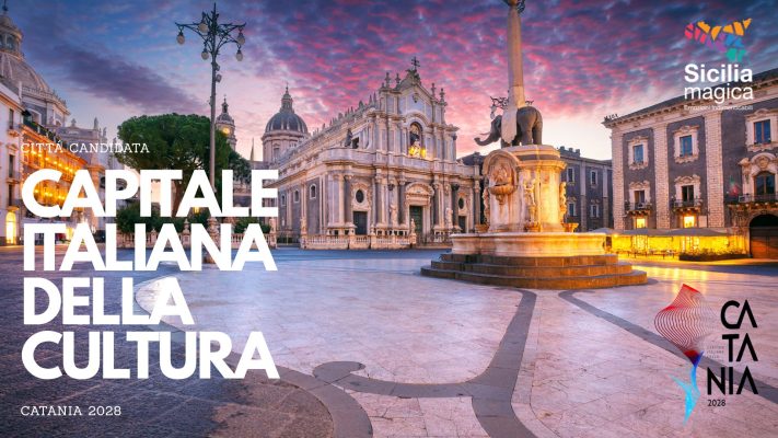 Cattedrale di Sant’Agata e Piazza Duomo illuminate al tramonto a Catania, con il logo Sicilia Magica e il titolo “Città candidata Capitale Italiana della Cultura 2028”