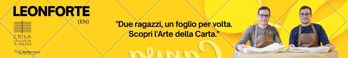 Due giovani artigiani con grembiule lavorano fogli di carta artigianale a mano presso la Cartiera Crisa di Leonforte.