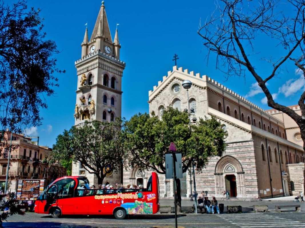 Autobus turistico City Sightseeing, passeggeri a bordo, fermo di fronte al Duomo di Messina e al campanile